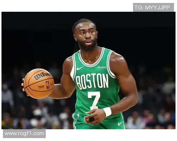 杰伦布朗首节火力全开半场表现出色砍下16分助球队稳住局势